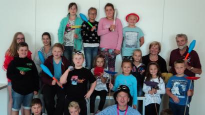 Bild: ksi
Die Kinder ließen sich mit Sepp Schabernack (vorne) fotografieren.