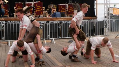 Bild: le
Der Neidaffer Plattlclub legt bei der Flosser Kirwa los und das Publikum steht schon am Sonntagnachmittag auf den Tischen und Bänken und feiert mit.