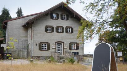 Bild: Gabi Schönberger
Schon seit fast zwei Jahren steht die Silberhütte leer. Der Oberpfälzer Waldverein mit seinen 10 000 Mitgliedern und 54 Zweigvereinen schafft es offenbar nicht, das Schutzhaus zu verpachten oder zu verkaufen.