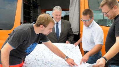 Bild: Stephan Huber
Frank Berthold von Lehmann und Partner, Landrat Richard Reisinger, Matthias Kolb (Sachgebietsleiter Tiefbau des Landkreises) und Mariusz Ciszak (Fahrmesstechnikspezialist bei Lehmann und Partner) besprechen die Messroute (von links).
