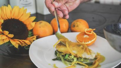 Bild: Lukas Meister
Auf einem Bett aus Lauch wird der Fisch mit der Orangensauce serviert.