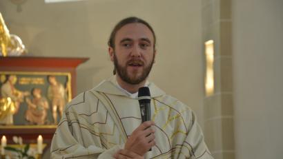 Bild: jr
Kaplan Florian Weindler bei seiner letzten Predigt in der Mitterteicher Stadtpfarrkirche St. Jakob.