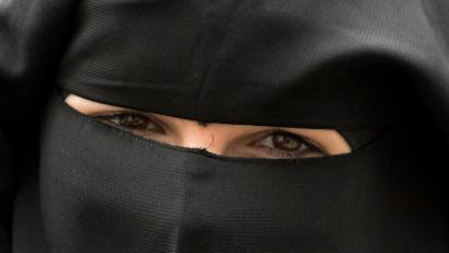 Bild: Symbolbild: Boris Roessler/dpa
„Teils waren nur noch die Augen zu sehen, und selbst die wurden mit einer Sonnenbrille bedeckt“, berichtet Ladenbesitzerin Anne Sciuk. Sie entschloss sich zu ihrer Bitte, auf Verschleierung zu verzichten.