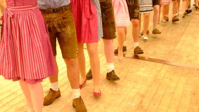 Bild: ohr
Leichtfüßig legten die Kirwapaare ihre Auftritte aufs Parkett.





Der Sonntagnachmittag der Stullner Kirwa begeisterte mit einem bayerischen Flair. Unter weiteren Darbietungen präsentierten die 17 Kirwapaare überzeugend den Bandltanz.