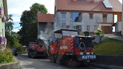 Bild: gi
Die Firma Strabag führte die Fräsarbeiten durch. Nächste Woche soll der „Flüsterasphalt“ aufgebracht werden.