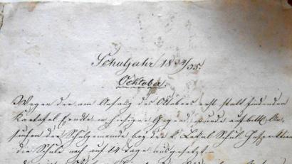 Bild: Repro: Josef Wiche
Originalnotiz aus dem handschriftlichen Schulbuch von Mehlmeisel: „Schuljahr 1834/35 Ocktober. Wegen der Anfang des Oktobers statt findenden Kartofel Erndte in hiesiger Gegend, wurde auf bittliches Ansuchen der Schulgemeinde bey der königlichen Lokal-Schul-Inspektion die Schule noch auf 14 Tage ausgesetzt.