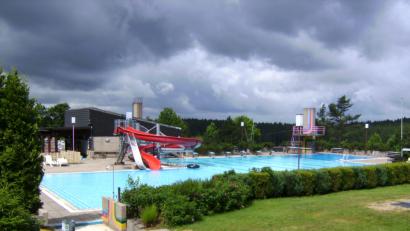 Bild: exb
Auch wenn es hier nicht so ausschaut - dunkle Wolken zogen heuer selten über das Freibad Altglashütte. Schwimmmeister Siegfried Walter ist mit den Besucherzahlen zufrieden.
