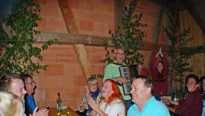 Bild: enz
Im Stodl der Alten Posthalterei feierten Jung und Alt beim Weinfest des BRK bis tief in die Nacht´.