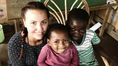 Bild: stg
Lisa Engelbrecht mit ihren beiden Patenkindern Tsuma und Bonze.