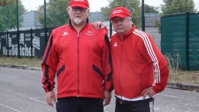Bild: jzk
Dieter Niewolik (rechts) und Helmut Porsch erreichen bei den Bayerischen Meisterschaften im Pétanque Doublette in Ingolstadt einen beachtlichen elften Platz.