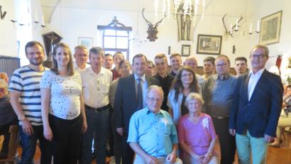 Bild: jzk
Nicht nur Bürgermeister Werner Nickl (rechts), Stadtpfarrer Konrad Amschl und die Familienmitglieder, sondern auch zahlreiche Freunde und Bekannte sind zur Geburtstagfeier von Peter Wolf (vorne sitzend neben seiner Ehefrau Margarte) in die Kaibitzer Schlossschänke gekommen.