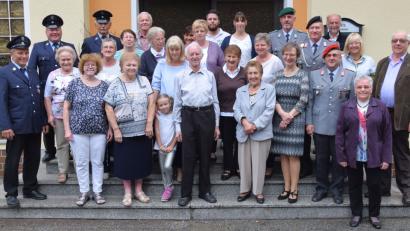 Bild: bö
"Jeder Tag ist ein Geschenk für mich" Seinen 85. Geburtstag feierte in den vergangenen Tagen Ludwig Kellermeier (vorne Mitte) im Kreise seiner Familie, Gästen des Hauses und Vereinsabordnungen.