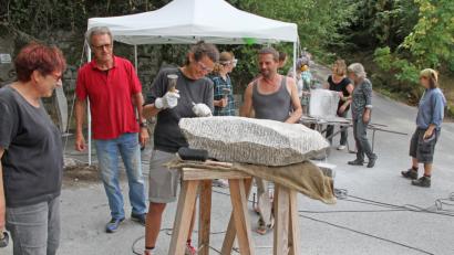 Bild: nm
Gefühl für den Stein ist noch diese Woche am Ende der Waldkirchner Straße gefordert. Die Ergebnisse der Arbeit mit dem Granit werden am Freitag, 31. August, um 17.30 Uhr öffentlich vorgestellt.