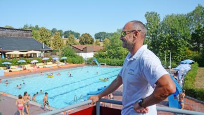Bild: gsb
Der Bademeister Horst Linder hat alles im Blick im Freibad Windischeschenbach - auch einen vielleicht neuen Besucherrekord.