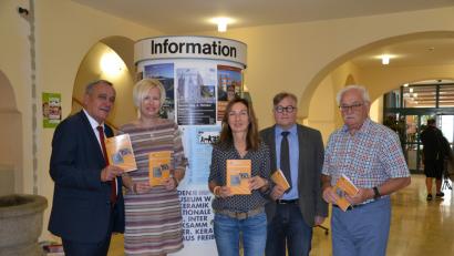 Bild: Porsche
Breit aufgestellt: Susanne Meichner (Mitte) und Alfons Heidingsfelder (rechts) präsentieren das neue Halbjahresprogramm des Maria-Seltmann-Hauses, dessen "enorme Vielfalt" OB Kurt Seggewiß, Nicole Hammerl (von links) und Dezernent Wolfgang Hohlmeier (Zweiter von rechts) übereinstimmend loben.