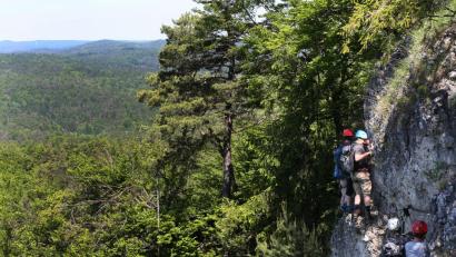 Bild: Bernd Müller
Kletterer auf dem Höhenglückssteig bei Hirschbach. Die Felsenformationen dort gehören zu den „Top-Destinationen“ des Landkreises.
