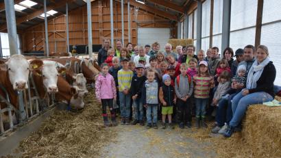 Bild: jr
Stark beeindruckt zeigten sich 20 Kinder und ihre Begleiter vom Bauernhof der Familie Männer in Pechofen. Ermöglicht hatten den Besuch die Wanderfreunde Mitterteich im Rahmen des Ferienprogramms. Landwirt Ludwig Männer jun. (hintere Reihe, links) und seine Familie erzählten viel Wissenswertes rund um die Milcherzeugung.