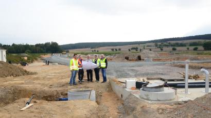 Bild: bey
Bürgermeister Dr. Karl-Heinz Preißer (Mitte) trifft sich jede Woche mit den Beteiligten, um den Fortgang der Arbeiten zwischen Pischeldorf und Luhe zu besprechen. Im Blick haben sie dabei auch die neue Zisterne (rechts).