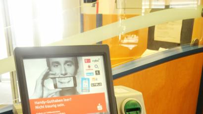 Bild: ge
An diesem Drucker in der Rosenberger Sparkassenfiliale greift der zunächst Unbekannte zur Geldbörse und verschwindet damit. Das Videoband hat aber seine Tat aufgezeichnet.