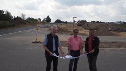 Bild: gz
Bürgermeister Reiner Gäbl informiert sich bei Diplom-Ingenieur Rudolf Kick (links) und Bauleiter Anton Gebert (rechts) vom Straßenbauamt über den Fortschritt der Baumaßnahme.