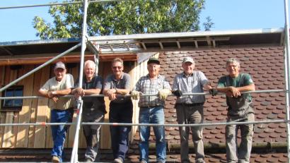 Bild: pi
OWV-Vorsitzender Manfred Janker (rechts) hat mit seiner Truppe die Mühle in Gehenhammer erneuert.