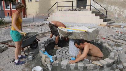 Bild: mad
Künstler Vasilji Plotnikov ist mit seinen Helfern dabei, den neuen Brunnen zu errichten.