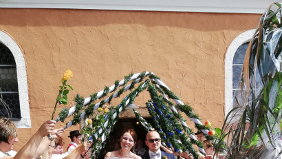 Bild: wro
Die Tanzgruppe des Stiftländer Heimatvereins stand Spalier und gratulierte, als Kerstin und Daniel die Kreuzbergkirche verließen.