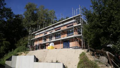 Bild: Hösamer
Der Bau der beiden Boarding-Häuser am Ettmannsdorfer Berg ist weit gediehen. Gegen die Baugenehmigung hat ein Anlieger geklagt. Das Verwaltungsgericht Regensburg stoppte die Arbeiten vorläufig.