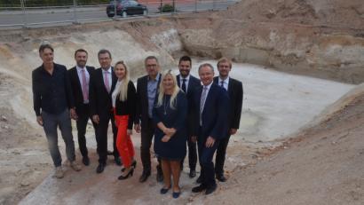 Bild: Kunz
Spatenstich für neues Mehrfamilienhaus an der Königsberger Straße: feiern Bauträger, Architekt und Finanzierungspartner.