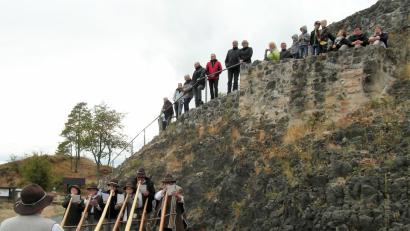 Bild: hl
Die Fichtenhornbläser vor der Kulisse der Oberen Burg mit Besuchern.
