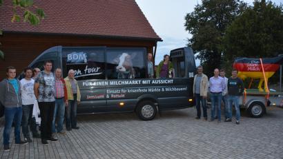 Bild: jr
Der bundesweite Auftakt der Deutschland-Tour des Bundesverbands Deutscher Milchviehhalter (BDM) ist in Kleinsterz: Mit dabei sind BDM-Vorstandssprecher Hans Foldenauer (Vierter von rechts) und Milchbauern aus der Region. Mit dem Tourbus „Für einen Milchmarkt mit Aussicht“ geht es bis zum 10. September durch die ganze Bundesrepublik.