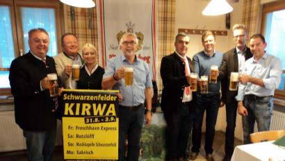 Bild: ksi
Anstoßen auf eine zünftige Kirchweih, von links Vertriebsleiter Josef Neidl, Festwirt Gerhard Böckl, Markträtin Gabi Wittleben, Bürgermeister Manfred Rodde, Vertriebsleiter Michael Weile, Sebastian Ebnet, Josef Ebnet und Marktrat Hubert Piehler.
