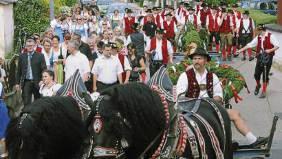 Bild: bmr
Das Einholen des Kirwabaums wird in Rosenberg mit einem farbenprächtigen Zug, schweren Rössern und lokaler Prominenz umgesetzt.