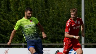 Bild: ham
Kapitän Michael Prey (links/Szene aus dem letzten Spiel gegen Passau) ist selbst total überrascht, was die Pfreimder da so in der Landesliga Mitte anstellen. Der Klassenerhalt ist keine Utopie. 	Bild: mh