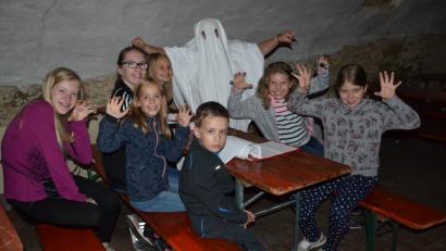 Bild: gi
Zur Gruselführung hatte der Förderverein Schloss Burgtreswitz die Kinder im Ferienprogramm eingeladen. Schlossführerin Helene Rolle erzählte ihnen gespenstische Geschichten.