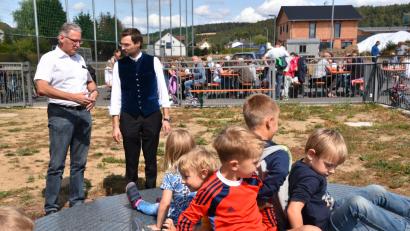 Bild: fz
Bürgermeister Josef Hammer und Stephan Oetzinger (von links) tauschen sich noch aus, ob sie zu den Kindern auf die Drehscheibe wollen