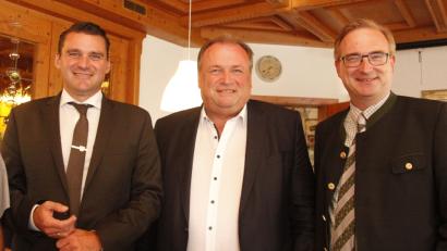 Bild: Hirsch
Der Beauftragte für Bürokratieabbau, Walter Nussel (Mitte), MdL Alexander Flierl (rechts) und Landrat Thomas Ebeling (links) wollen den Vorschriften-Dschungel entzerren.