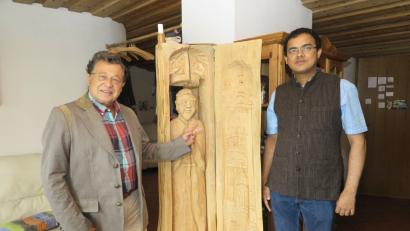 Bild: Hirsch
Hans Schuierer und der indische Pater Thomas rufen zu Spenden für die indischen Monsun-Opfer auf. Der Geistliche segnete die Papst-Skulptur (Mitte) im Hause Schuierer.