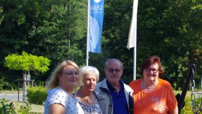Bild: exb
Andrea Schön (Empfangsleitung Aribo, links) und Christine Trenner (rechts) von der Steinwaldallianz gratulierten Helga Förster und Horst Vorrath zu ihrem Kurzurlaub im Steinwald.