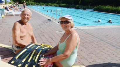 Bild: gsb
Robert (76) und Christa (77) Menzel kommen täglich für einen Besuch ins Freibad Windischeschenbach und halten sich mit Aquajogging fit.