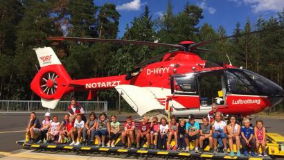 Bild: exb
Begleitet wurde der Ausflug der Fuchsmühler Ferienkinder auch von den BRK- Leuten Elke und Edwin Ulrich (im Hintergrund, von links).