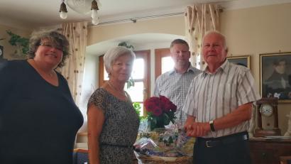 Bild: exb
Dritte Bürgermeisterin Susanne Bittner gratuliert dem Jubelpaar Irmgard und Gisbert Schulwitz (von links) zur Goldenen Hochzeit. Der Sohn des Jubelpaares, Markus Schulwitz (hinten), war auch dabei.
