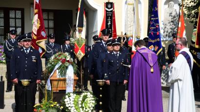 Bild: Petra Hartl
Bei der Verabschiedung von Peter Deiml auf dem Friedhof bilden die acht Kommandanten der Feuerwehren im Auerbacher Gemeindegebiet eine Ehrenwache am Sarg. Sie werden von den Fahnenabordnungen der 39 Wehren im Inspektionsbereich flankiert.