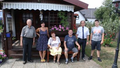 Bild: bjp
Ihre "diamantene Hochzeit" feierten Olga und Herbert Loh in Pressath. Im Namen der Stadt gratulierten Bürgermeister Werner Walberer (Zweiter von rechts neben Enkel Sandro Weber) und Seniorenbeauftragter Albert Butscher (links neben Tochter Margit Weber). Bild: bjp