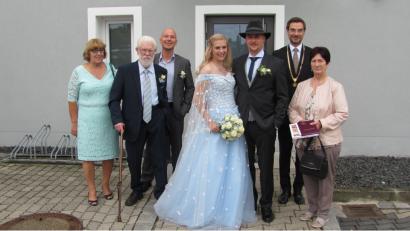 Bild: sei
Vor Bürgermeister Stephan Oetzinger (Zweiter von rechts) geben sich Natascha Hegewald und Tobias Bernevics das Ja-Wort. Dann ging es zur Feier in die Mehrzweckhalle.
