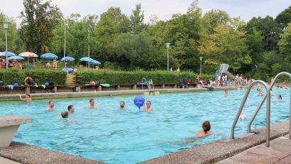 Bild: bsc
Ein letztes Mal können in dieser Saison am Freitag, 31. August, die Badegäste ihrem Vergnügen im Friedenfelser Freibad nachgehen. Um 19 Uhr schließt die beliebte Freizeitanlage.