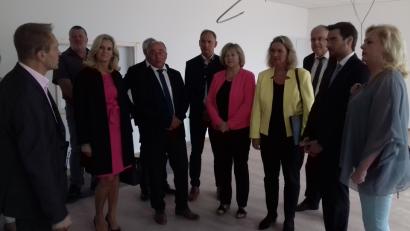 Bild: wolfgang.fuchs@oberpfalzmedien.de
Architekt Sebastian Grundler (links) und Bürgermeister Stephan Oetzingen, auch Landtagskandidat der CSU, führen Ministerin Kerstin Schreyer (Vierte von rechts) durch das künftige Gemeindezentrum von Mantel.