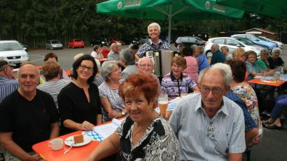 Bild: wro
Friederike Sonnemann (2. von links) fühlt sich mit den Seniorenbeauftragten Gerhard Weber (links) und Carmen Altermann (vorne links) unter den Waldershofer Rentner wohl. Für die Musik sorgt Klaus Putzer mit dem Akkordeon.