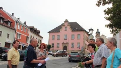 Bild: stg
Eschenbachs Bürgermeister Peter Lehr (Zweiter von links) informiert SPD-Landtagskandidatin Jutta Deiml (Dritte von links) und SPD-Bezirkstagskandidatin Brigitte Scharf (Dritte von rechts) unter anderem über die geplanten Sanierungsarbeiten im ehemaligen Vermessungsamt.