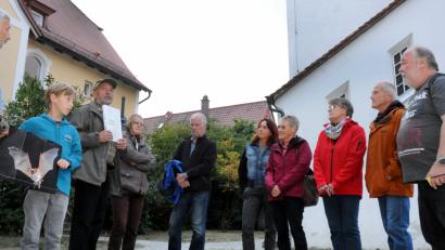 Bild: Huber
Nach einer Einführung im Hof der evangelischen Kirche Peter und Paul nehmen Hans Vogel (links) und Gerd Horn (Dritter von links) ihr Publikum mit auf einen Besuch in der Fledermauskolonie im Kirchenschiff.